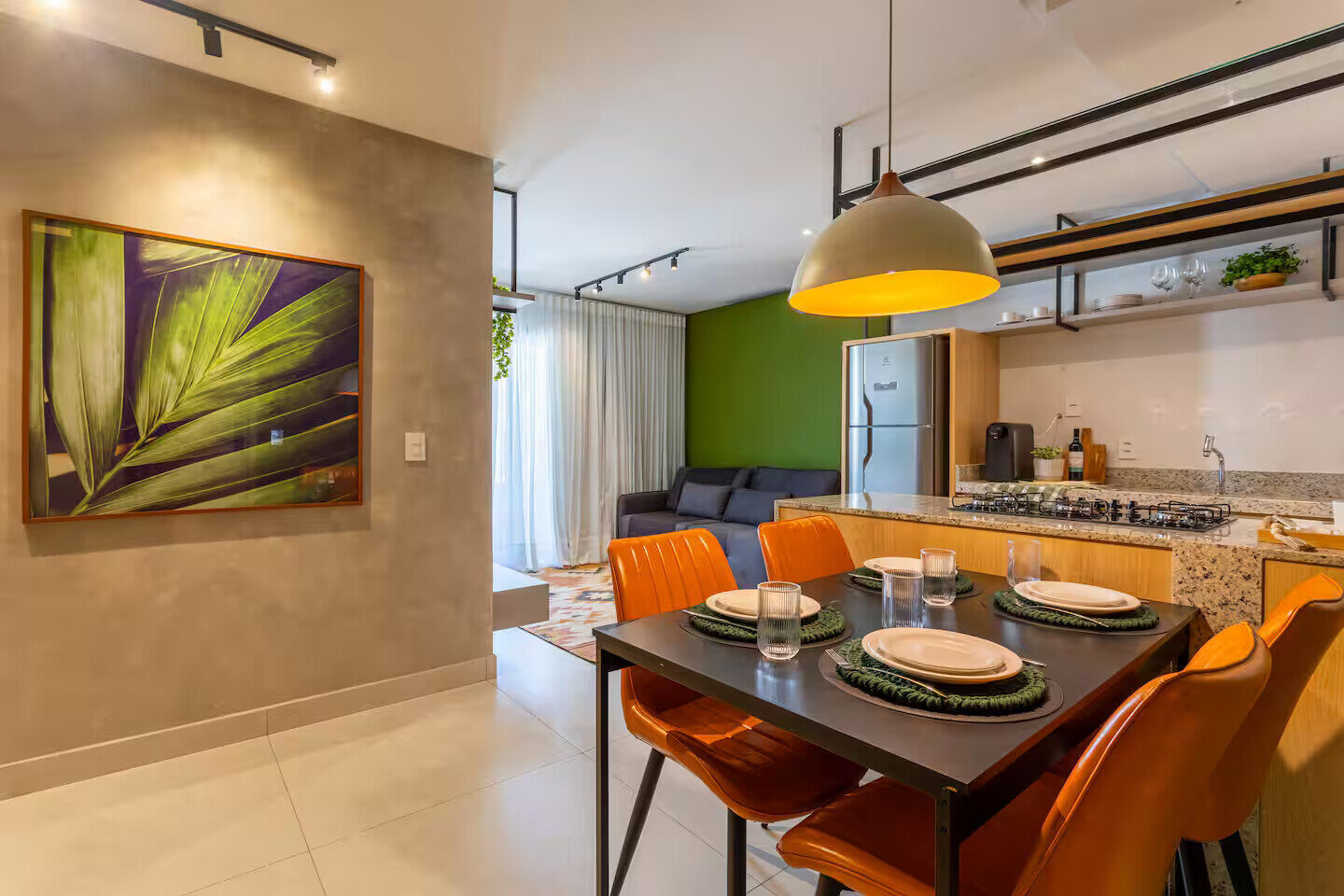 Sala integrada com a cozinha e mesa de jantar para quatro lugares